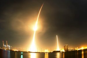 „SpaceX“ pavyko istorinis galingos raketos paleidimas