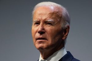 J. Bideno kampanijos vadovė: parama traukiasi, bet prezidentas lieka rinkimų kovoje