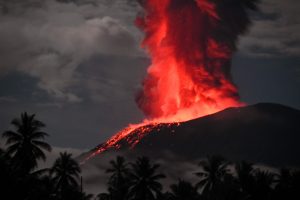 Po ugnikalnio išsiveržimo Indonezijoje evakuojami tūkstančiai žmonių