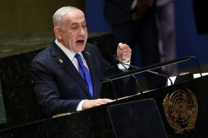 B. Netanyahu žada tęsti puolimą Libane, perspėjo Iraną