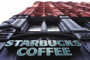 Trijuose JAV miestuose prasidėjo „Starbucks“ darbuotojų streikas