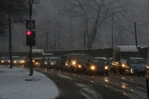 Kelininkai įspėja: eismo sąlygas sunkina snygis, šlapdriba ir plikledis