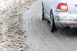 Kelininkai: eismo sąlygas sunkina plikledis ir rūkas