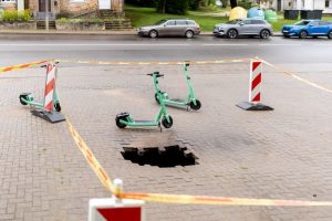 Vilniuje virš smegduobės pakibo automobilis