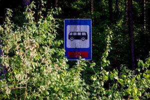 Autobusų stotelėje – smurto protrūkis: nepažįstamas vyras trenkė moteriai