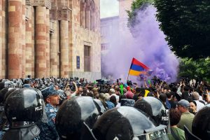 Armėnijoje apie 3 tūkst. žmonių dalyvauja proteste prieš premjerą dėl teritorinių nuolaidų