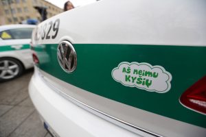 Vengdamas baudos už neprisisegtą diržą, vyras davė kyšį Tauragės policininkui