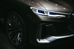 Vilniuje nulaužti BMW automobilio veidrodėliai, subraižytas kėbulas