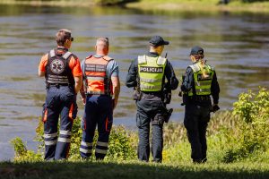 Sostinės tarnybas ant kojų sulėkė grėsmingas pranešimas: nuo tilto nukrito moteris