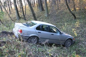 Neblaivus vairuotojas nulėkė nuo kelio į griovį, pasišalino iš įvykio vietos