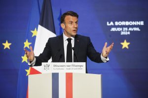 E. Macronas svarbioje kalboje perspėja: Europa yra mirtinga