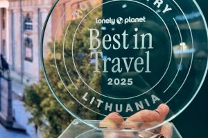 Pripažinęs Lietuvą antra geriausia turizmo kryptimi, „Lonely Planet“ įteikė apdovanijimą