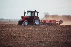 Žemdirbiams nuo šių metų praradus lengvatą ne traktorių kurui, ministras aiškinasi