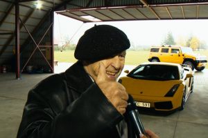 Senjoras Kazimieras mėgaujasi gyvenimu:  pasidovanojęs „Lamborghini“, laiko ją tarp penkių lėktuvų