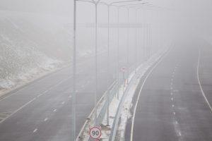 Eismo sąlygas Vakarų Lietuvoje ir Šiaulių apskrityje sunkina rūkas