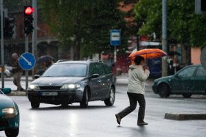 Vairavimas per škvalą ir krušą gali brangiai kainuoti