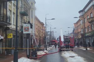 Šiaulių centre atvira liepsna degė butas: du žmonės ligoninėje, tarp jų – vaikas