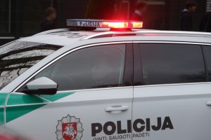 Girto vairuotojo smūgis į policijos automobilį: apie įtartinus manevrus kolegoms pranešė pareigūnas