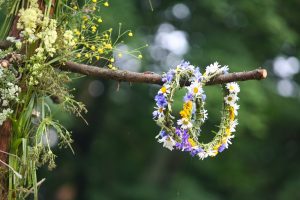 Senosios Rasų tradicijos: poros plukdo vainikus, o netekėjusios eina prie apeiginės kupolės