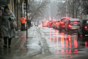 Šalies keliuose eismo sąlygas sunkina rūkas, yra slidžių kelio ruožų