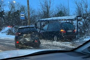 Didelė avarija sostinėje: susidūrus dviem automobiliams, vienas rėžėsi į viešojo transporto stotelę