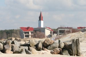 Naktį veržėsi į bažnyčią ir pavogė aukų dėžutę: šiais laikais šventų su žiburiu nerasi