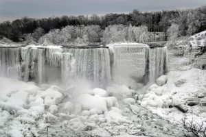 Įspūdingas žiemos reginys: užšalo Niagaros krioklys