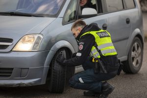 Klaipėdos pareigūnai primena: būtina pasikeisti automobilių padangas