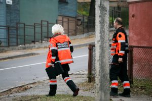 Dar viena mirtis Kaune: sporto aikštelėje sukniubusio vyro atgaivinti nepavyko