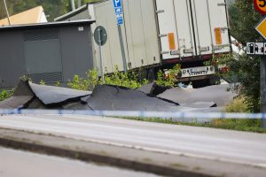 Švedijoje dėl nuošliaužos greitkelyje atsivėrė smegduobė, yra sužeistų