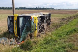 Nelaimė Šakių rajone: apvirtus keleiviniam autobusui nukentėjo 26 žmonės, dviejų būklė – sunki