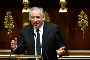 Prancūzijos premjero Bayrou vyriausybė atlaikė balsavimą dėl nepasitikėjimo