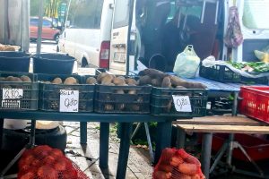 Kaunietis stebisi: kodėl Ūkininkų turguje bulvės pustrečio karto brangesnės nei prekybos centre?