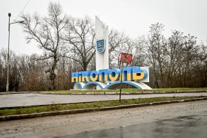 Ukraina: Nikopolyje per rusų apšaudymą užsidegė didelė parduotuvė